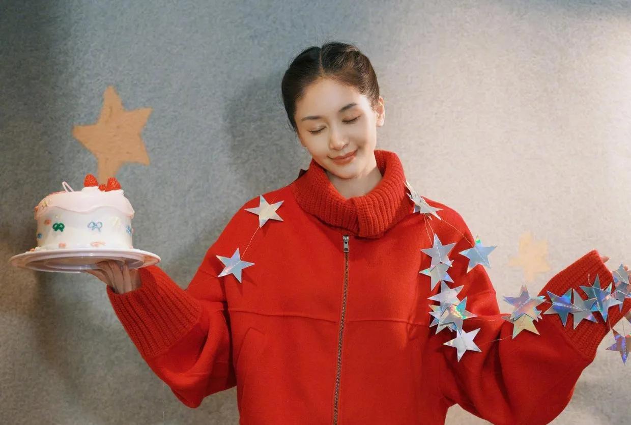 王子文的生日照也太有氛围感了吧！❤️
刘涛卡点送祝福，一句“爱你如初”，谁看了不