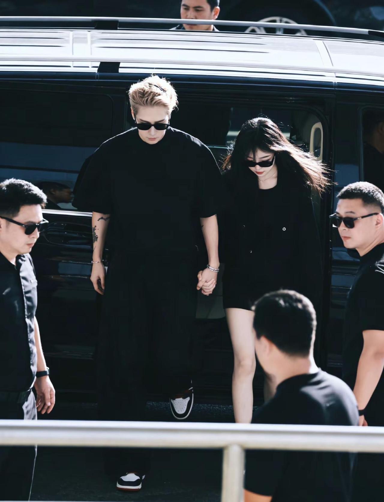 也是和爱豆牵上手了🤩