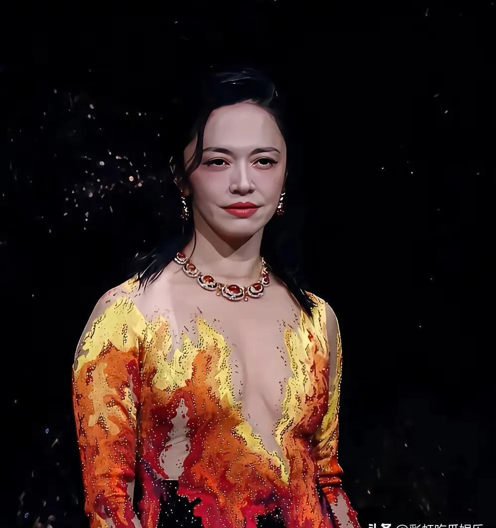 45岁的姚晨，把一件‘烧烂了’的裙子穿去GQ盛典，很多人看不懂。
说她用力过猛，