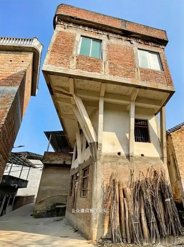 地基不够，二楼来凑！农村人建房把空间利用的淋漓尽致啊……