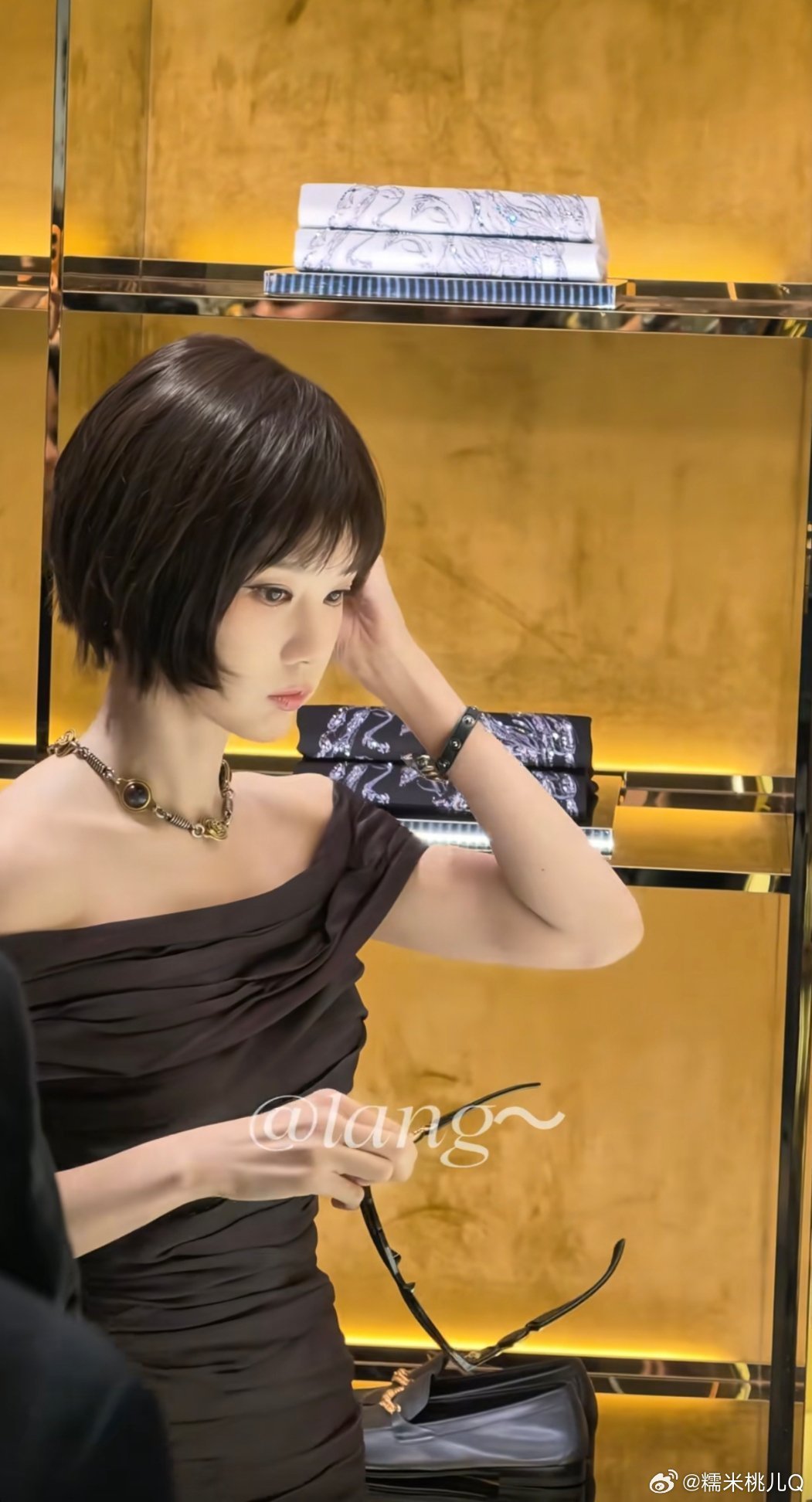 短发李一桐 芭比娃娃路透更萌了 好精致的脸 