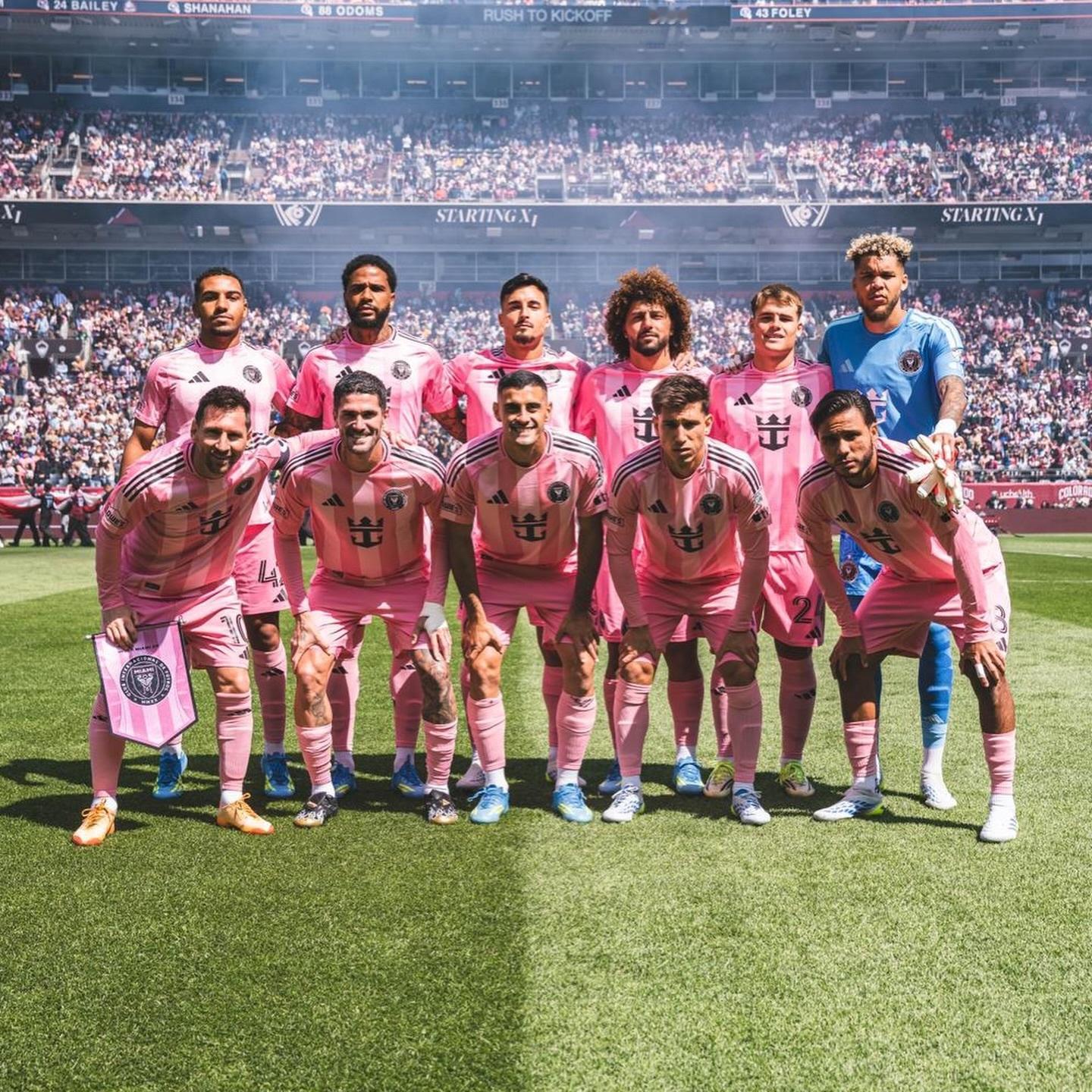 赛后梅西更新社媒：一场重要的胜利，现场的气氛太棒了。✅🙌科罗拉多急流2比3迈阿