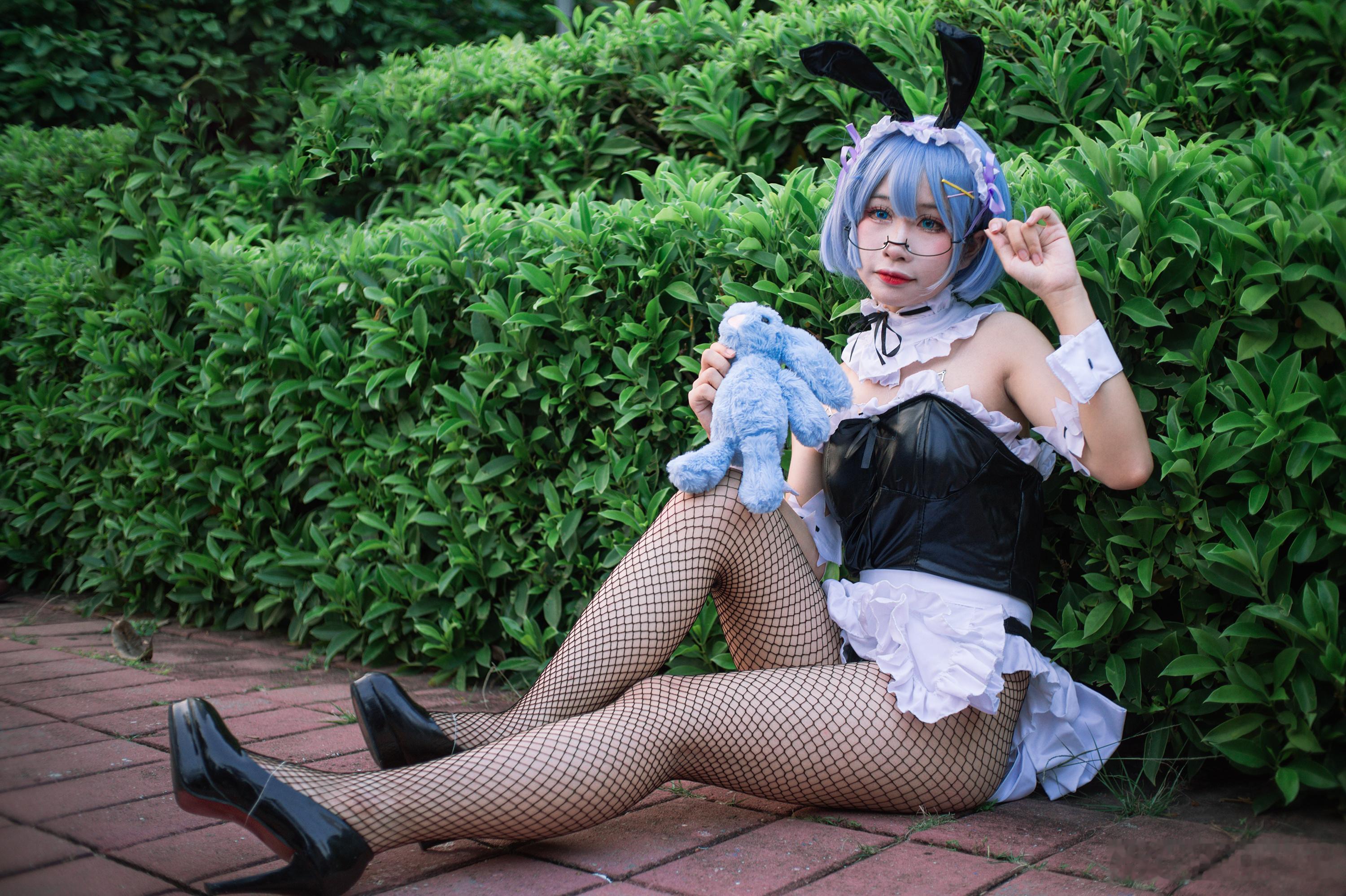 漫展人像cosplay[超话]夏末的草丛边藏着一只出逃的兔耳女仆🐰『从零开始的