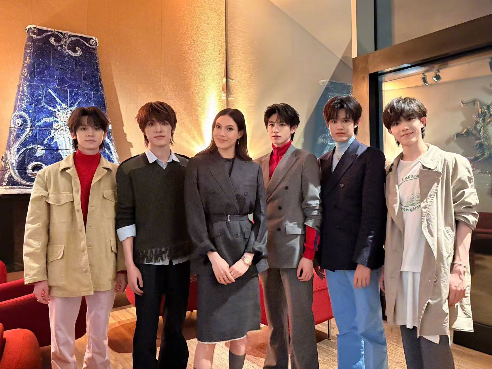 出席Prada 秀后晚宴的谷爱凌和登陆少年！谷爱凌登陆少年晚宴同框时装周米兰时装