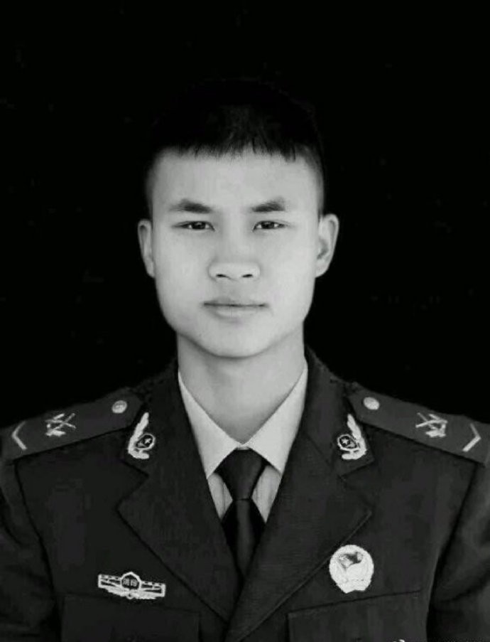 消防英雄谢勇，你从几十米高空坠落，砸向人们无底的绝望，壮烈牺牲，时年仅21岁。 