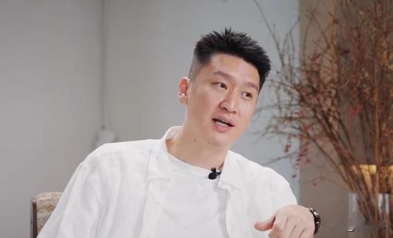 孙悦谈杜锋：

“之前的亚锦赛，我跟老杜在一个房间，因为老杜睡眠浅，然后我那时候