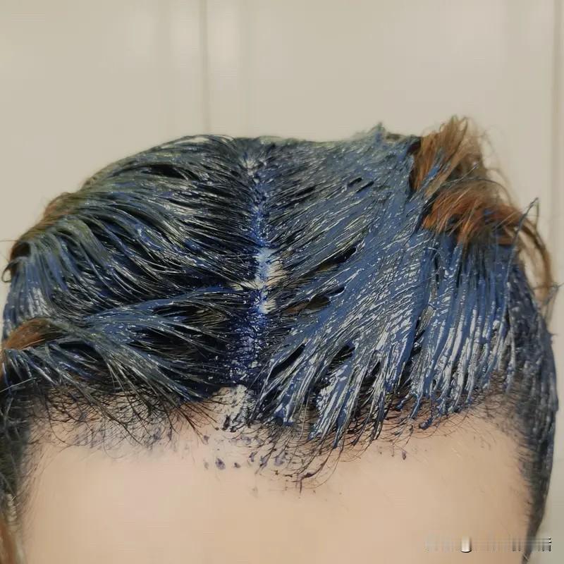 两个月染3次头，这事儿你咋看？

我妈天天念叨我大哥染发太勤，俩月染3回，说伤身