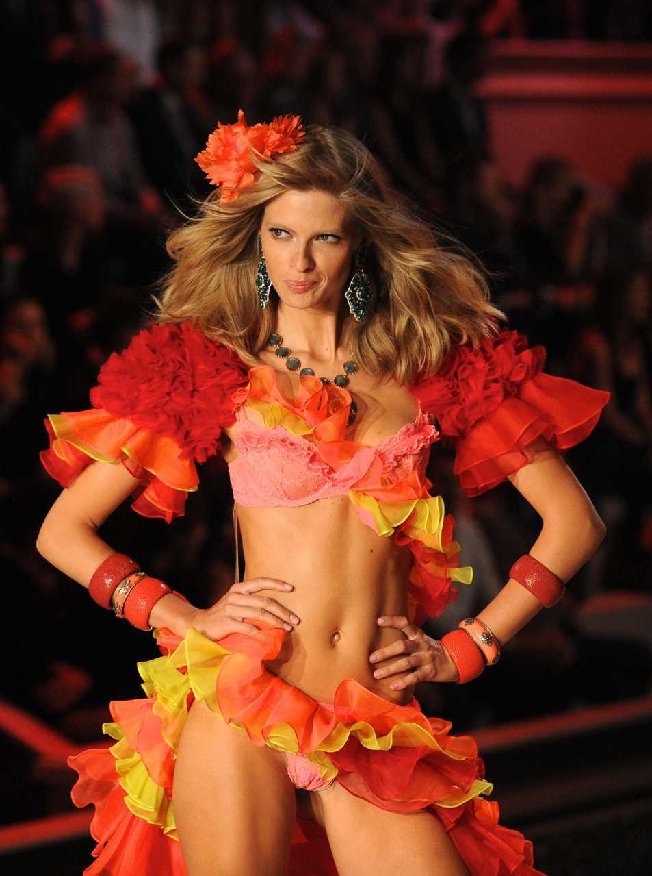 【来自投稿】2011年维密秀“热情女郎”环节上的德国超模朱丽亚·斯提格勒 