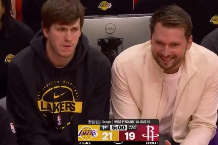 小里弗斯和东契奇坐在场下，东契奇是笑逐颜开，东契奇喜的是，最好我能够躺进总决赛，