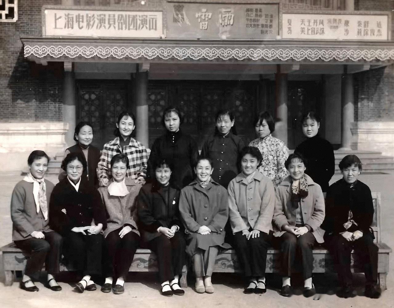 和上次发的一张同一时间拍摄的照片，应该是62年上影演员剧团参加赵丹导演话剧《雷雨
