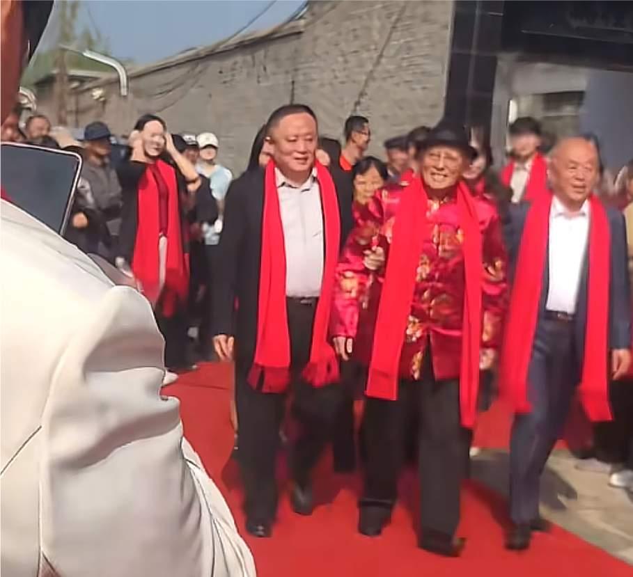 50万办寿宴，6夜连唱大戏！山东企业家“硬核尽孝”背后，藏着最朴素的人间烟火
 