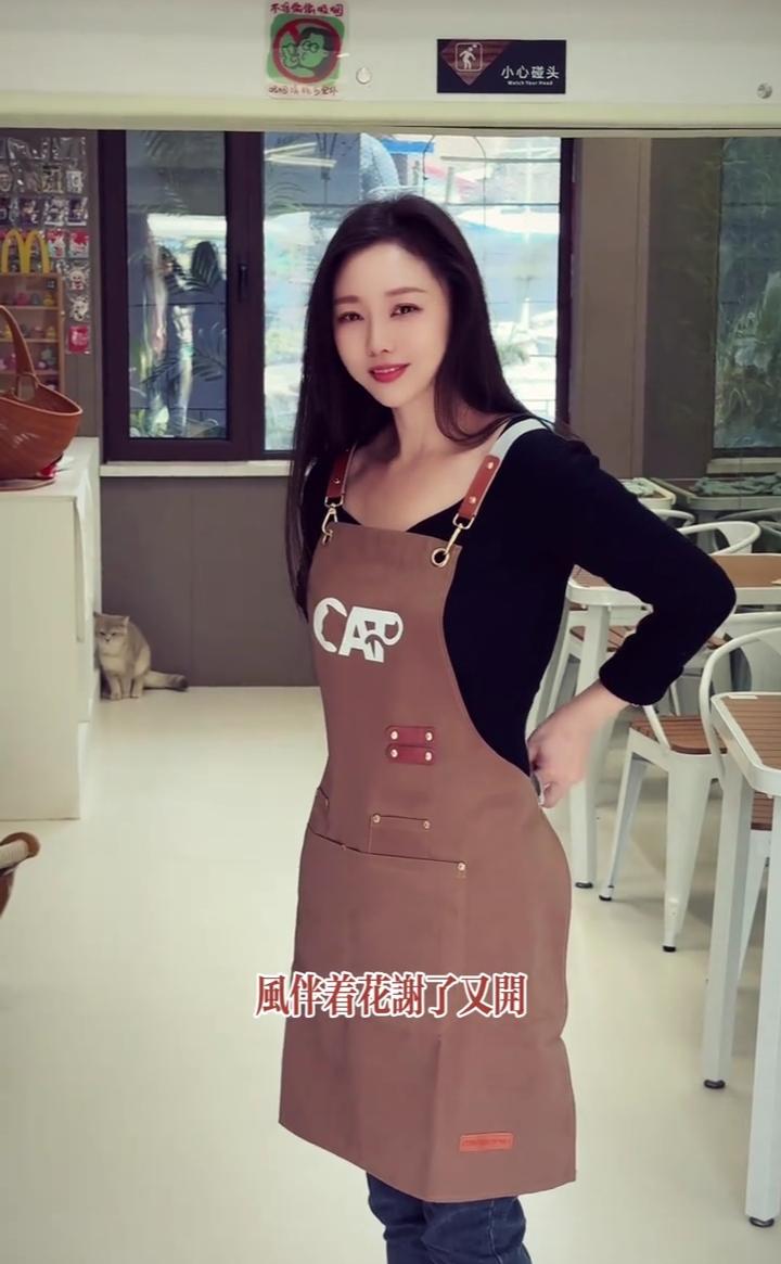 风伴着花谢了又开，雨把眼泪落向大海。现在的我才明白，你抱着紫色的梦选择等待。记忆