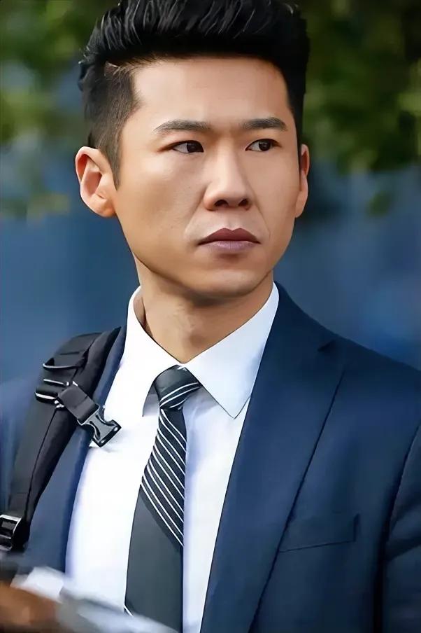 演员王骁说，我在大学里很自在，终于可以自己一个人自由自在的想怎么样就可以怎么样了