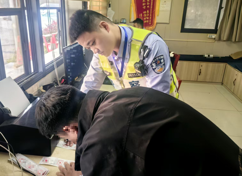 为给朋友加油，阜阳一男子在行车道停车，被举报后受处罚