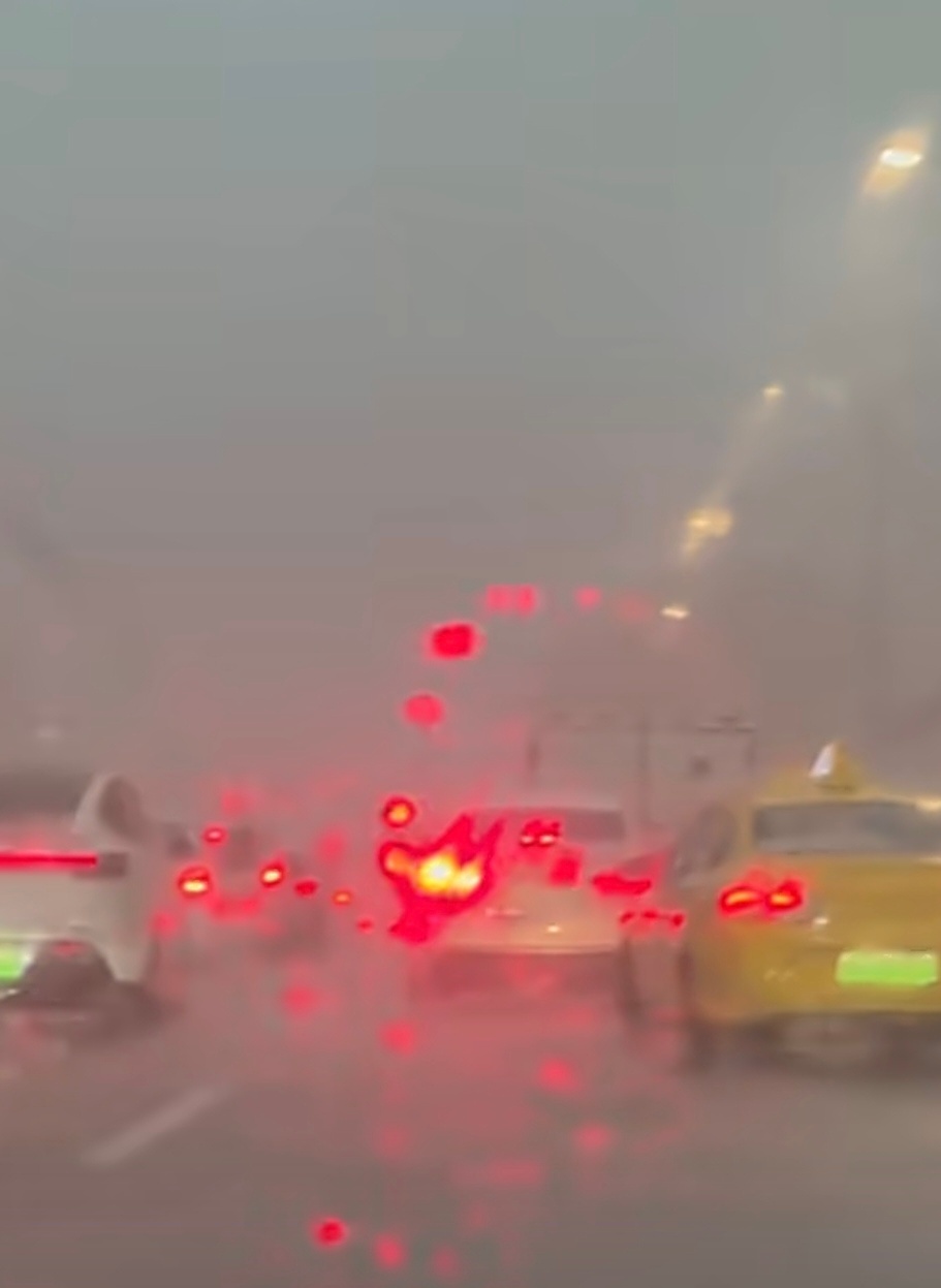 看到广州暴雨，这也太大了吧，这视线不足20米吧，出行注意安全。另外还有看到下冰雹