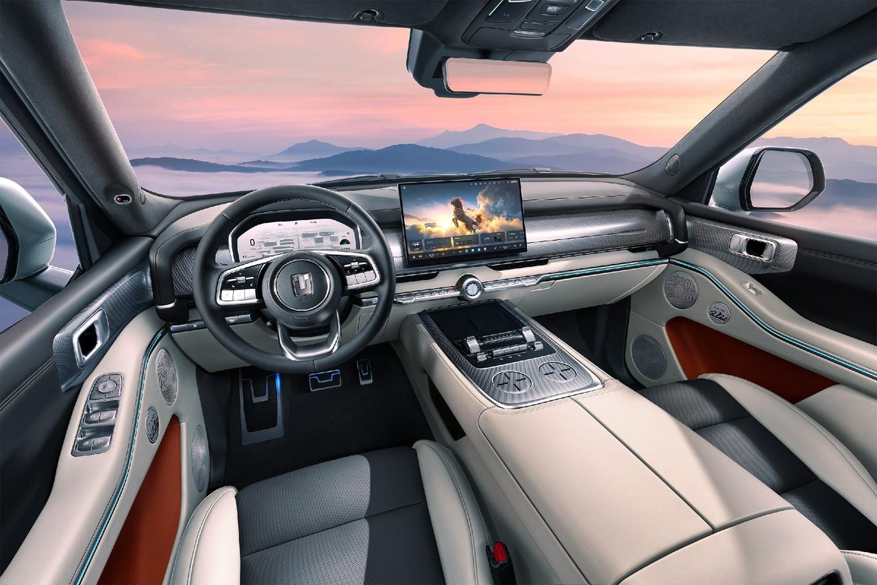 近日，长城发布了新坦克700 Hi4-Z的内饰官图。从图片中可以看出，坦克700