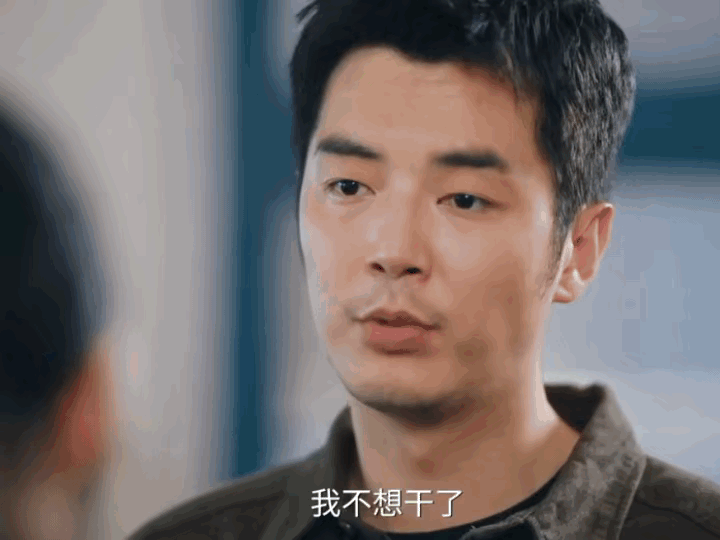 《利剑玫瑰》13集预告常锐被关了3天禁闭等他出来后，他做的第一件事就是跟邓妍说“