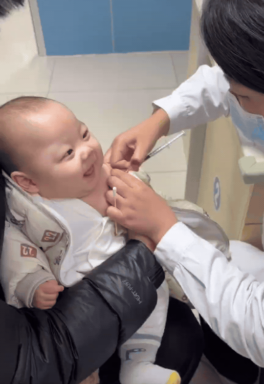 没想到上人民日报了！
山东济南，4个月大的宝宝去打疫苗时，上演了一秒变脸的一幕。