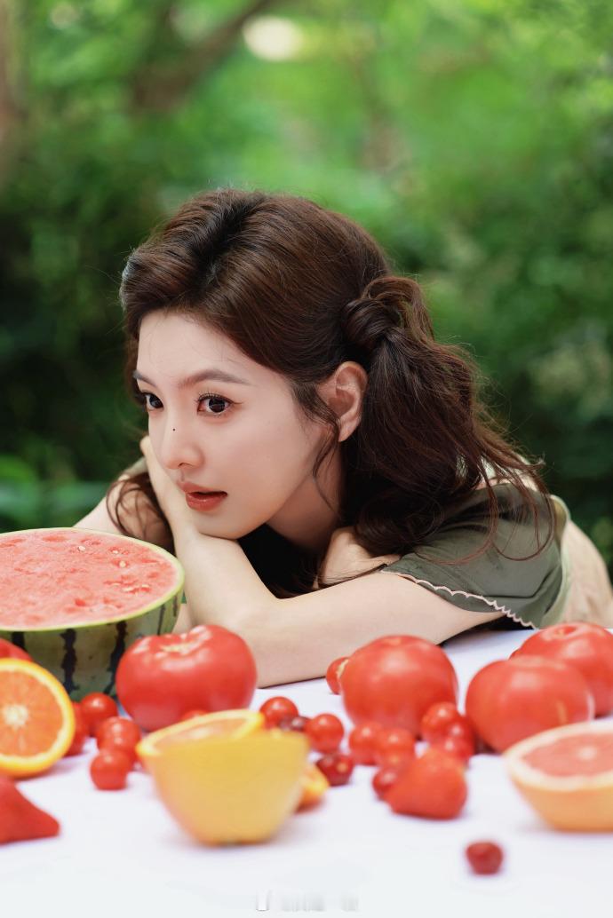 双马尾捧脸浅笑俏皮灵动、氛围感满满——章若楠。每日明星美图分享 今日娱乐热点是它