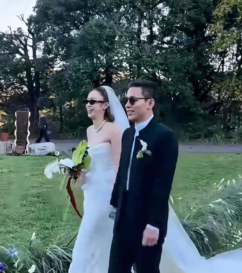 霍启仁妻子是泰国首富，与霍家门当户对
霍启仁跟Namfon在玉龙雪山补办婚礼，场