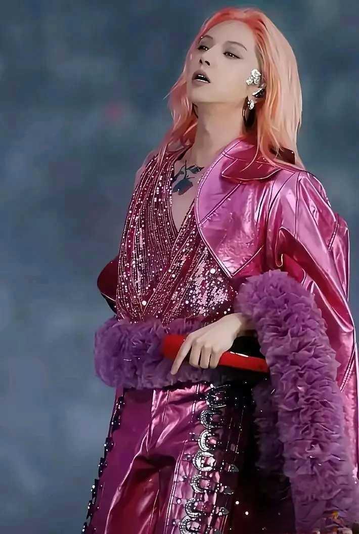 华晨宇金发红唇一上台，台下妹子都愣了——这男人比女人还女人！

火星演唱会上他戴