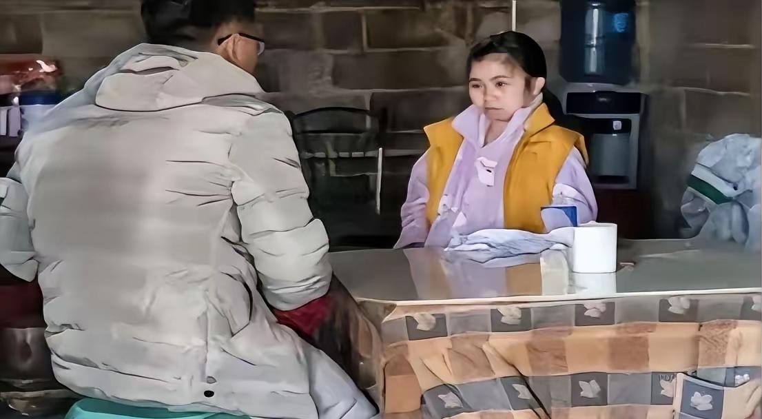 泪目！陕西一男子爱上了女网友，千里迢迢去表白，没想到，女孩是双腿残疾，靠捡废品维