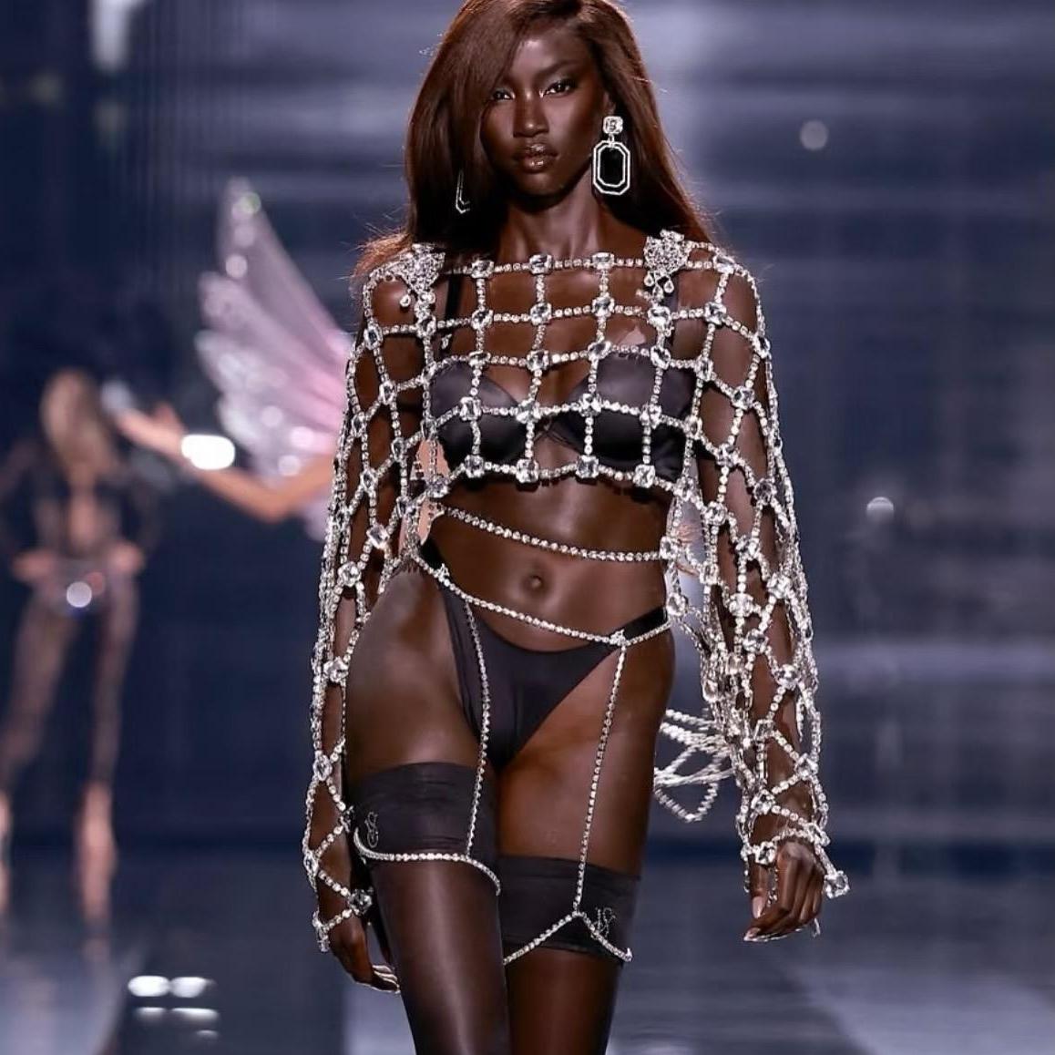 老天爷赏饭吃！伸展台下的黑珍珠Anok Yai
这样的逆天比例，是真老天爷赏饭吃