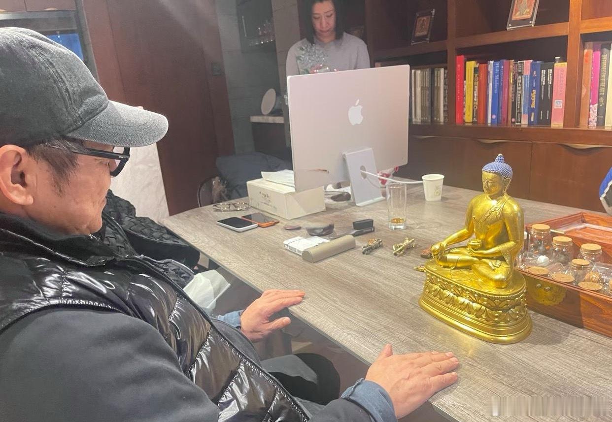 62岁李连杰现身北京古玩城，他的状态看起来还不错，整个人精神了好多，没有前段时间