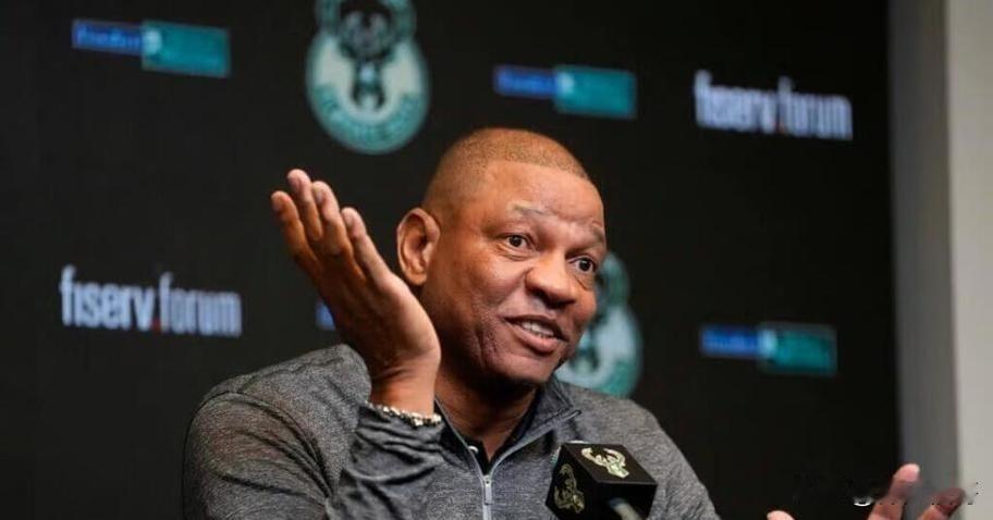 从内容来看，这是一篇分析密尔沃基雄鹿队当前困境的体育评论文章。我将总结文章的主要