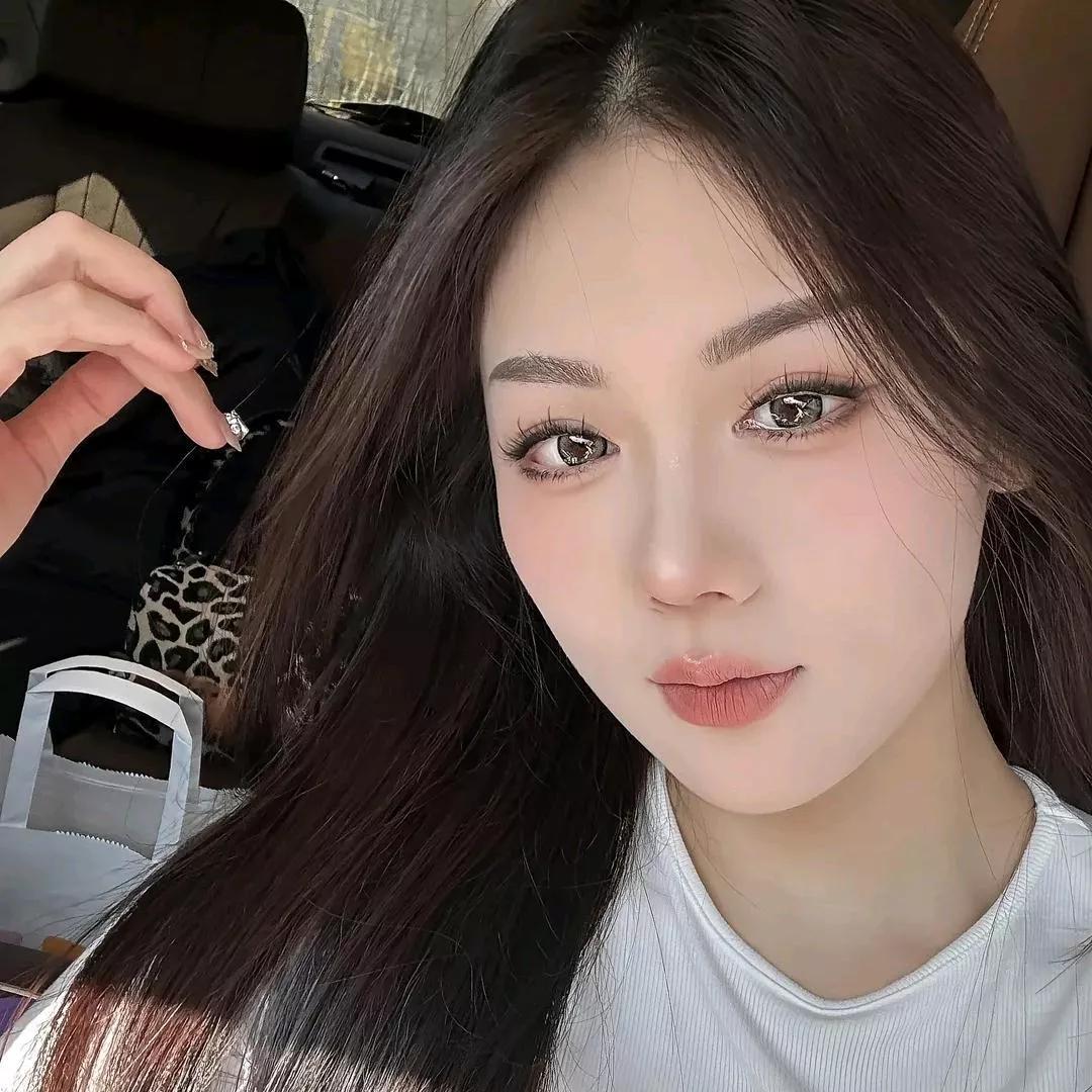 车内自拍，温柔甜美，气质动人！