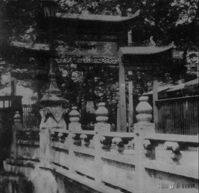 南洋公学木牌坊（1898–1934），从照片可以看到原来交通大学大门外，现在华山