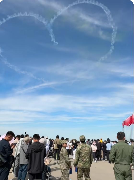 这不是好莱坞大片的特效，也不是航模爱好者的聚会，而是人民空军用钢铁之翼在蓝天上画