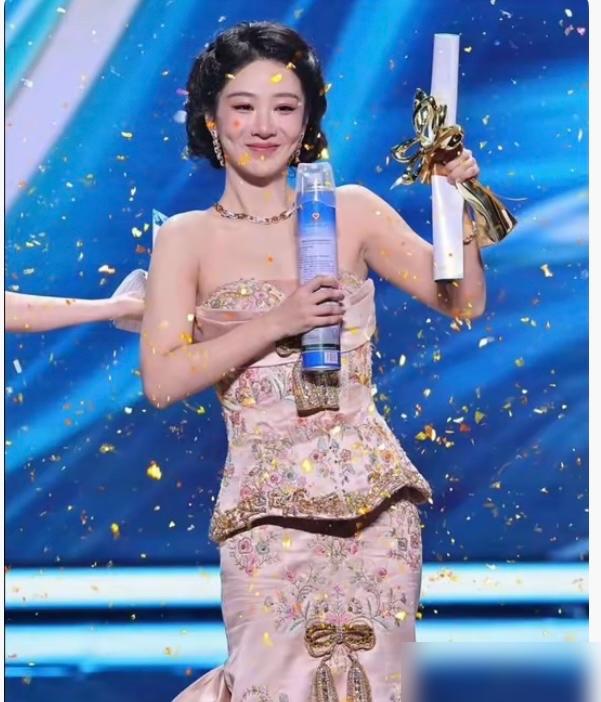 杨紫拿了白玉兰视后。

她说，自己曾不自信。

这话听着耳熟。

十多年前，宋丹