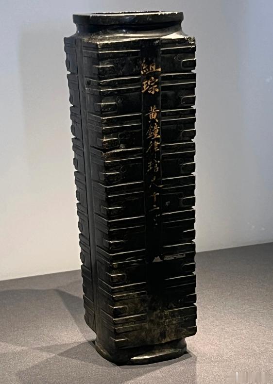 这个圈口明显是改造过的，这铭文是清代的垃圾刻的 ​​​