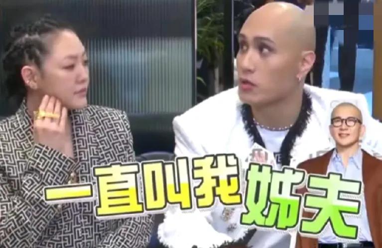 黄宣在和小S接受采访的时候说自己被很多人认成了韩国明星具俊晔，也就是小S现在的姐