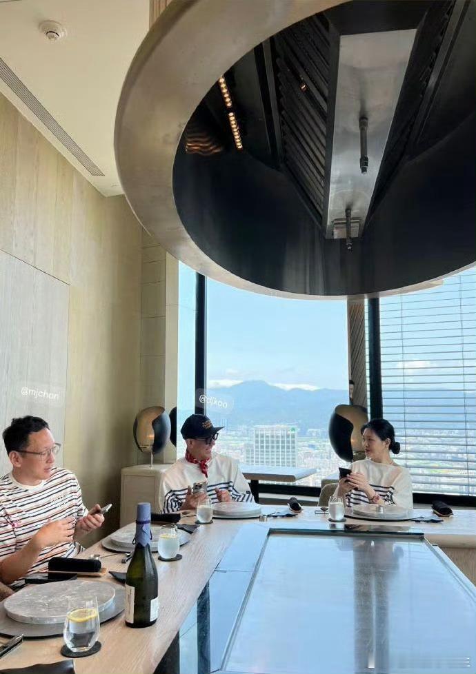 大S具俊晔穿情侣装聚餐，两人对视甜笑撒狗粮！ ​​​