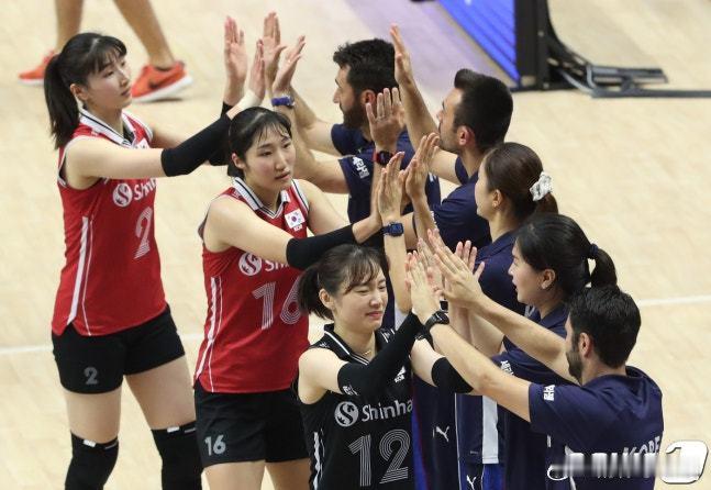 【韩国女排2026国家女排集训18人名单】主攻4人： 姜素辉（강소휘，韩国道路公