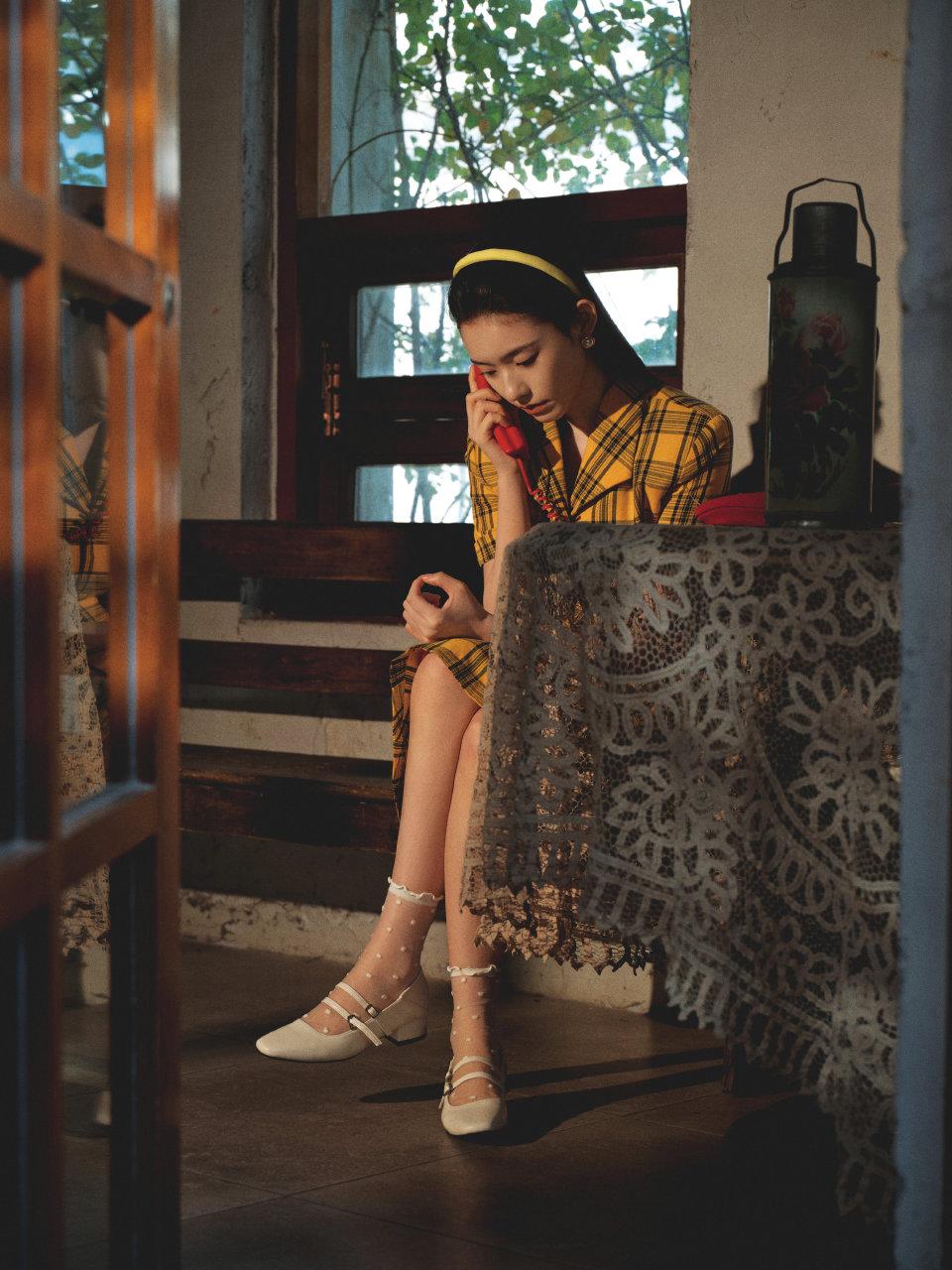 林允今日穿透明波点短丝袜，纯欲感十足，真迷人！白波点丝袜