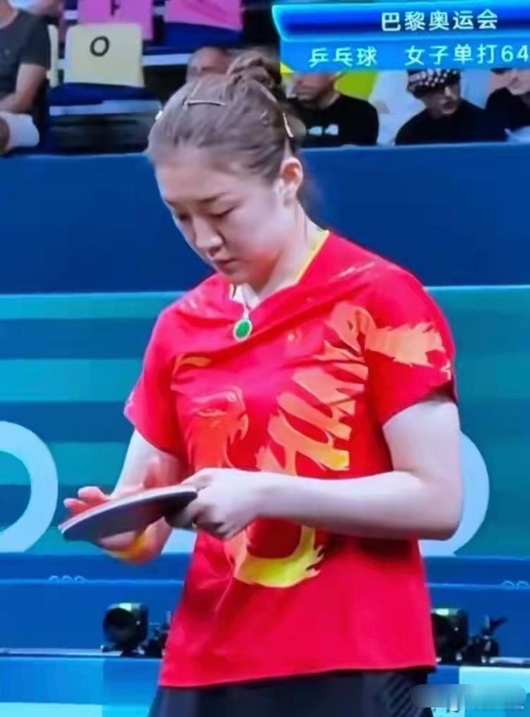 陈梦这像是p上去翡翠项链，到底价值几何哦？看起来不便宜 ​​​