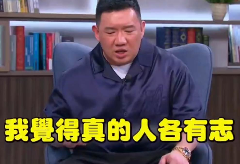 卖国贼杜汶泽拿馆长做对比，它觉得它不依靠别人很骄傲。
显然，它又在撒谎，它之前煽