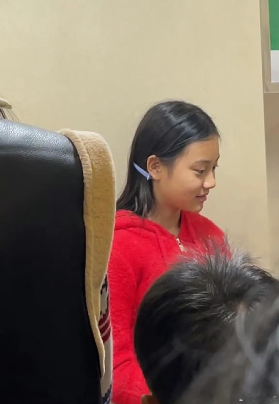 #甜馨打耳洞##甜馨[超话]#哇塞这个侧脸可真像妈妈 都是美人坯子啊 ​​​