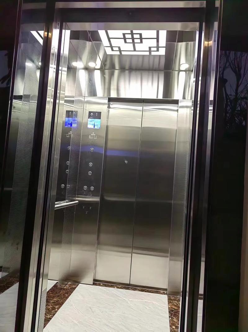 也算是电梯遇险记吧，遇到这种情况，大家一定要注意了。

今早晨练回来，在楼下等电