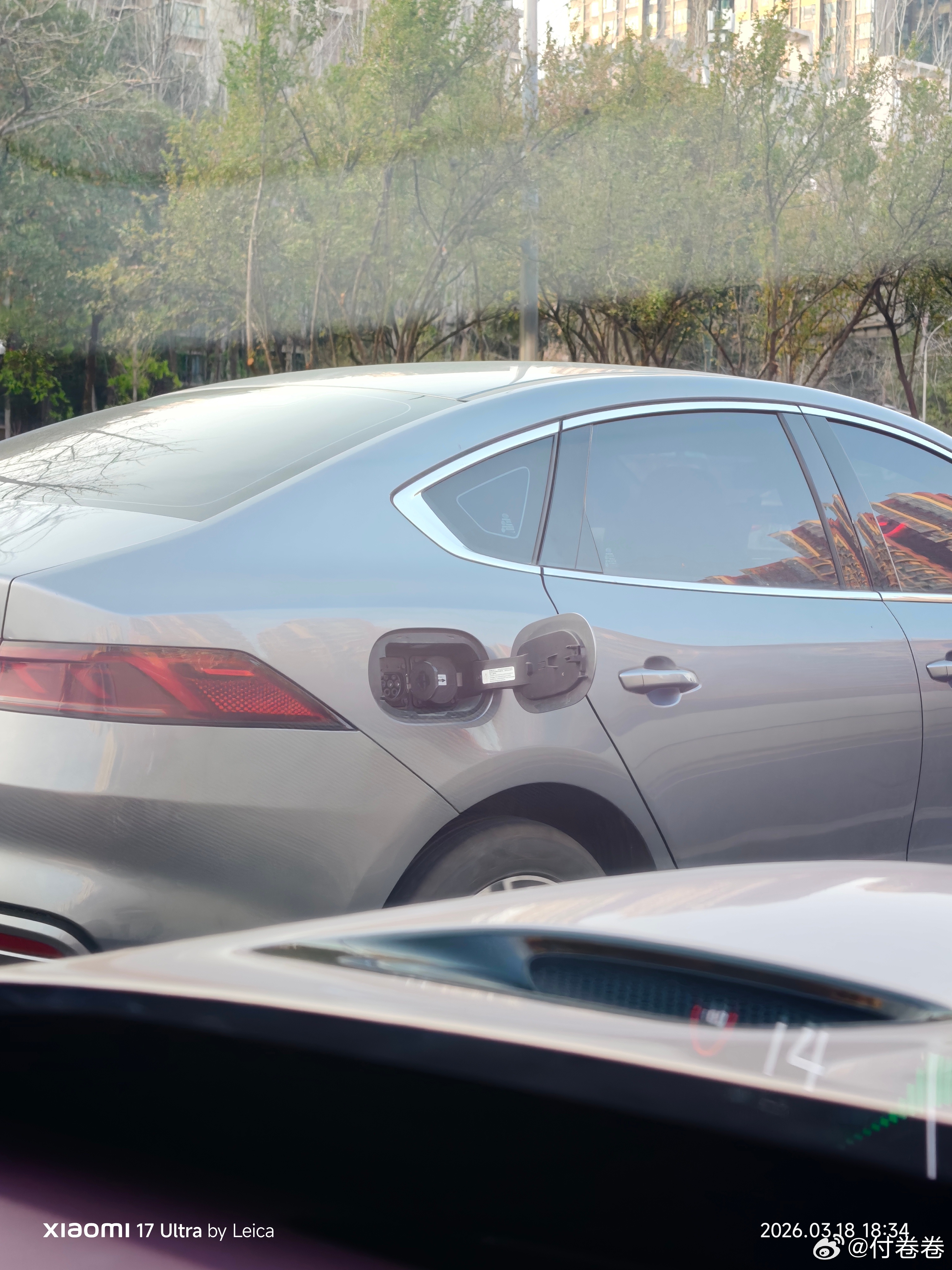 我终于理解小米汽车的充电口自动关闭功能了；我给隔壁比了个姿势说他电门没关，也不知