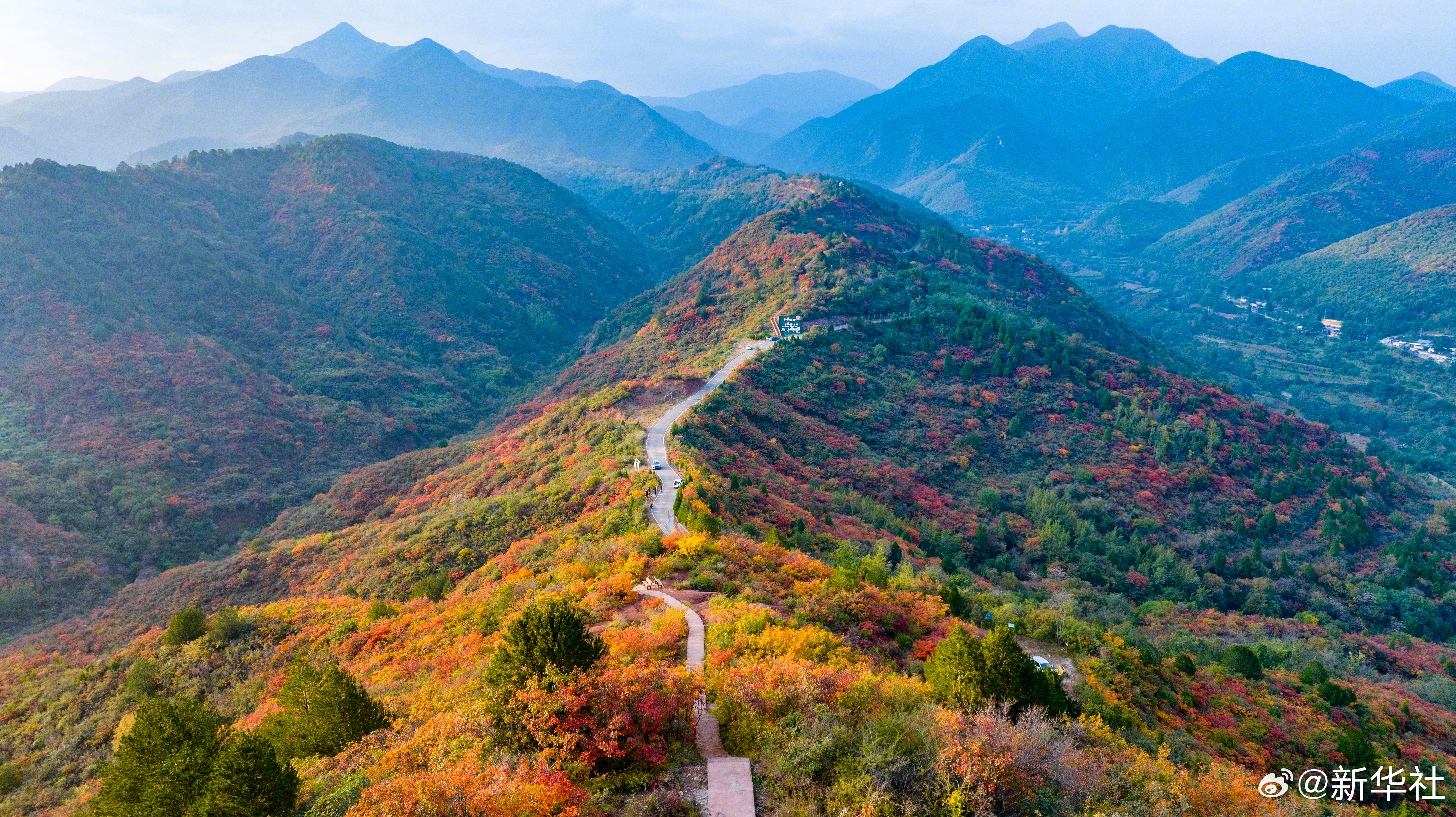 #新华社出图#【#秋染神州多锦绣#】近日，各地秋色愈浓，美不胜收。秋日的神州大地