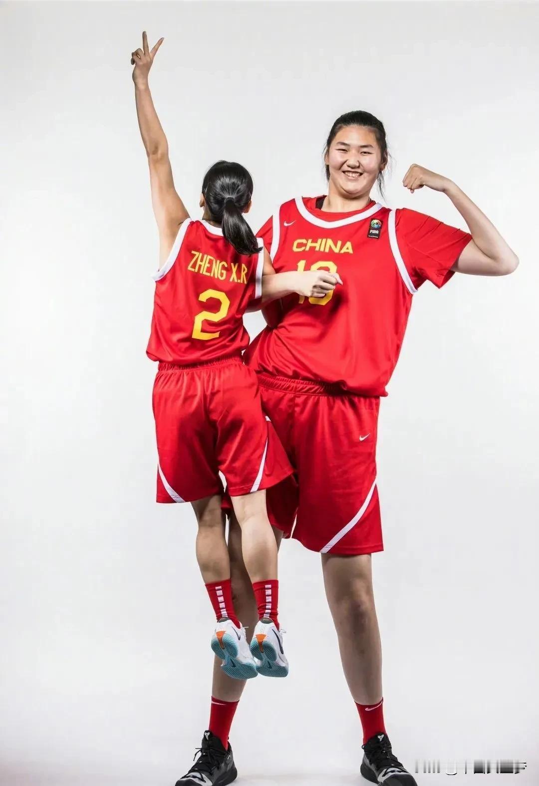 17岁的济南姑娘张子宇成为焦点！身高2米28的她，以“女版姚明”之名惊艳篮坛。[