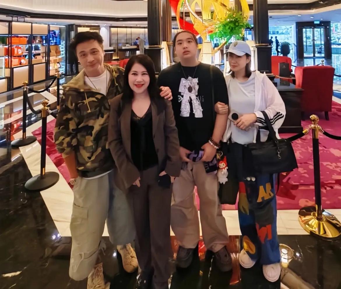 吴镇宇的一家三口，就是把温馨和幸福写在了剧本里！

7月9日，网友在新加坡高档酒