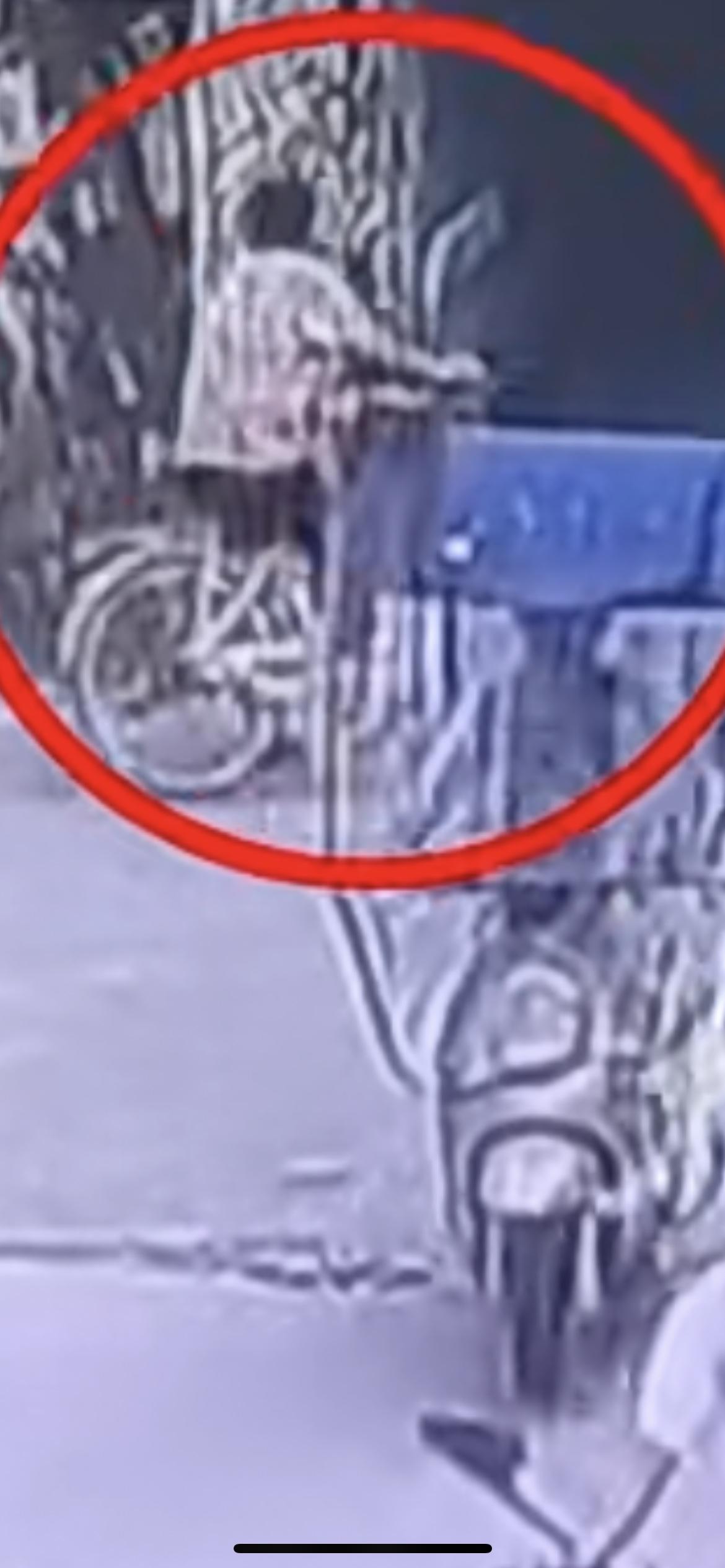 10月27日广东，老人骑自行车转弯撞到直行的电动车 ，摔倒后倒地不起咒骂骑车女子