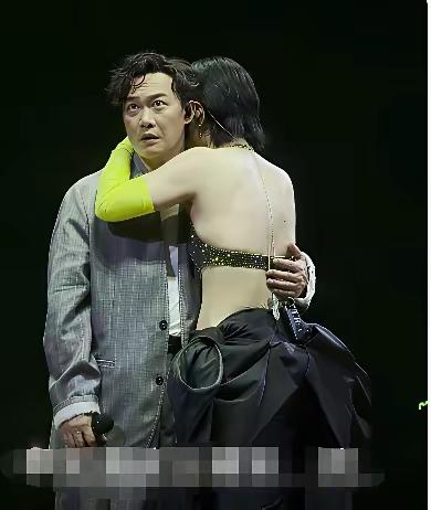陈奕迅和周笔畅在演唱会上合唱歌曲，俩人配合的相当好，演唱出歌剧般的效果，颇具艺术