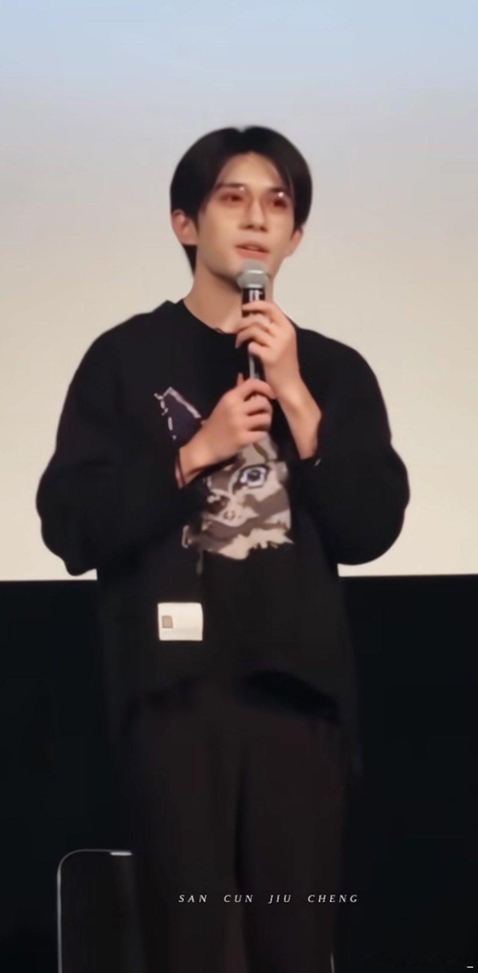 #易烊千玺[超话]# 大家好我是易烊千玺，希望大家喜欢刘春和怎么感觉他有些哽咽了