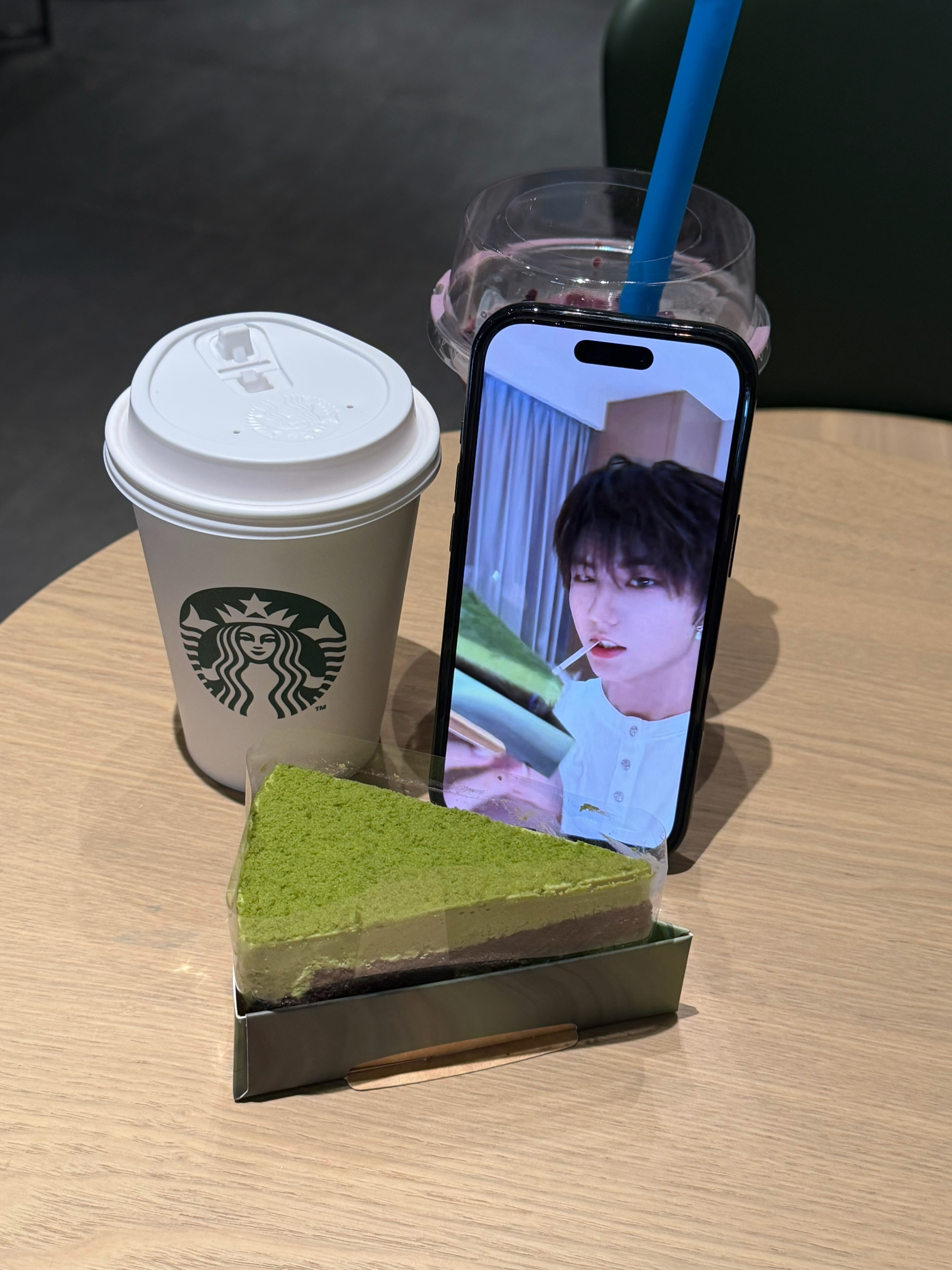 最近在……..：手机在音乐节摔漏液了eee忍痛换了好喜欢喝热可可呀感觉每一家的都